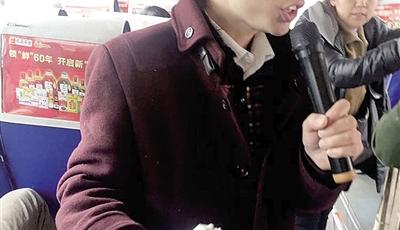 小伙公交車上唱歌賣藝 乘客難忍噪音提前下車