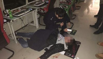 小伙網(wǎng)吧倒地吐血：快扶我起來，要贏了