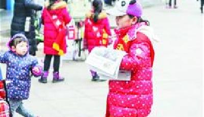 小雷锋”志愿者步行街做“微尘”