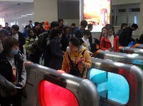 人潮洶涌 青島進入旅游季