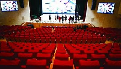 新校区启用“满月”家长代表来“验收”