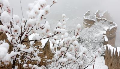 春雪映長城 江河裹銀裝