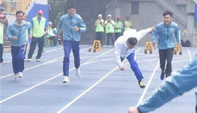 柯文哲跑步摔倒遭惡搞 臺輿論痛批政治娛樂化