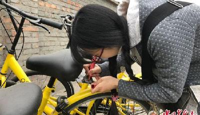 共享單車頻遭破壞 90后女生手繪修補車牌(圖)