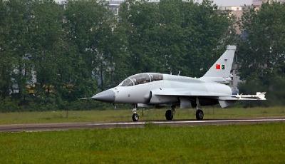 中國最新型雙座型梟龍戰斗機首飛成功(圖)