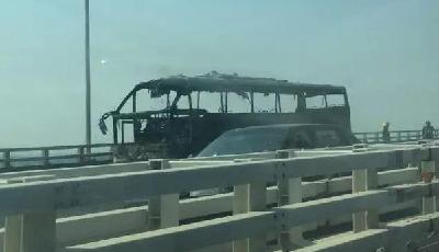 南京一大客車自燃燒成空架 車上45人全部及時轉移
