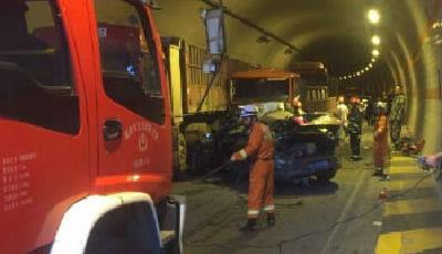 福銀高速漫川關隧道5車連撞 已致4死2傷