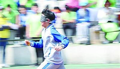 盲校运动会家长也上阵