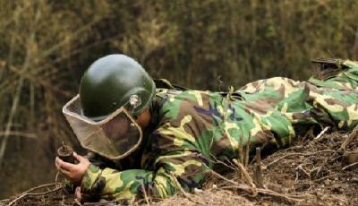 跟隨年輕的“排雷勇士” 闖進最危險的雷場！