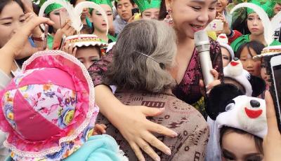 “到人民中去”——中國文藝志愿者服務(wù)隊(duì)走進(jìn)甘肅隴南上尹村