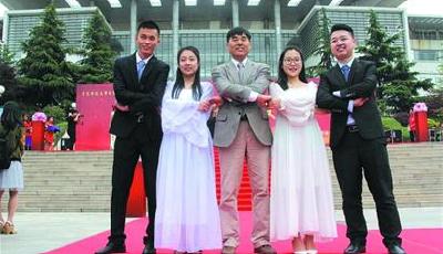 穿礼服走红毯毕业生“致青春”