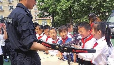 特警队员给莱芜一路小学学生们上了一节安全防范课 