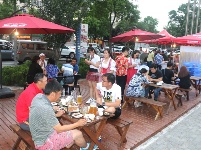 青島景園假日酒店室外燒烤就是爽