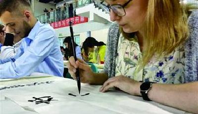 留学生练书法 坦言“很享受”