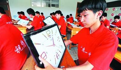 考场每套桌椅老师都挨个坐一遍