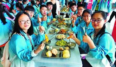 备餐 考点食堂昼夜忙