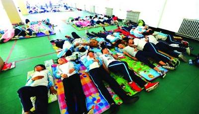 铺盖为床 席地午睡