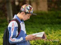 青岛中考首日：学生考场外“临阵磨枪”忙复习