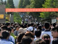 青岛中考首日：学生考场外“临阵磨枪”忙复习