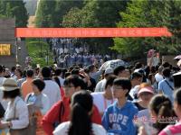 青岛中考首日：学生考场外“临阵磨枪”忙复习