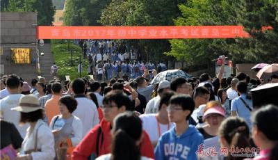 青岛中考首日：学生考场外“临阵磨枪”忙复习
