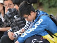 青岛中考首日：学生考场外“临阵磨枪”忙复习