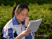 青岛中考首日：学生考场外“临阵磨枪”忙复习