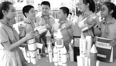 学生展示航天飞船和火箭模型