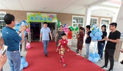 扮成钢铁侠走“红毯”