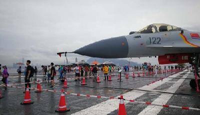遼寧艦首次向公眾開放 香港市民冒雨參觀