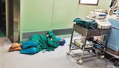 手術完席地休息成“網紅” 當事人：醫生都這樣