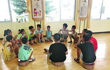 社工为留守儿童开办托管班