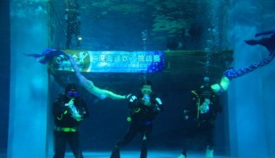 青島極地深海速飲酒王誕生 水下喝酒速度賽陸上