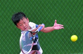 市第21届“新兴杯”中小学生网球赛开拍