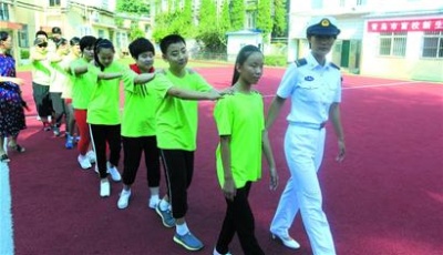 耳听手摸学动作 盲校学生也军训