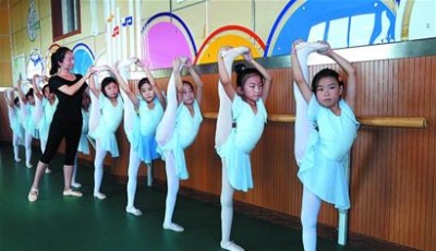 家长携手相伴 孩子艺路通行