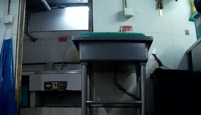 海底撈：老鼠爬進(jìn)食品柜 火鍋漏勺掏下水道