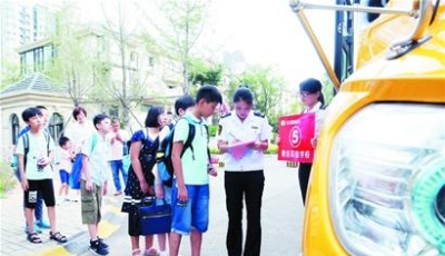 2000辆校车送学生去上学