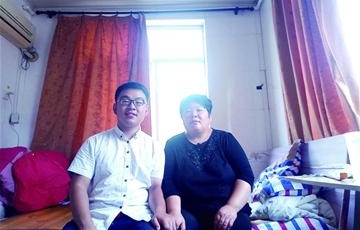 17岁男孩带着重病妈妈上大学