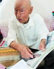 97岁老教师：学生的问候是最好的礼物