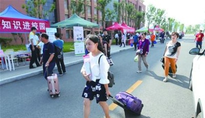 1892名新生来山大青岛校区“赶海”