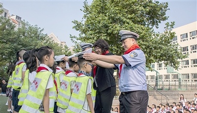 市南区实验小学“慧创城”校园交警系统正式启用 