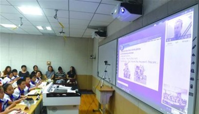 他在英国讲课 咱在青岛听