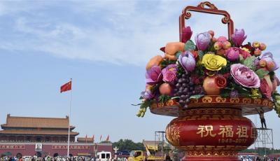 天安門廣場“祝福祖國”巨型花籃基本布置完畢