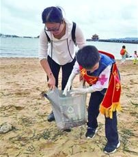 海边走来“环保小卫士”