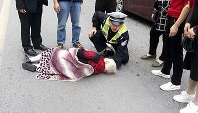 假期里的最美跪姿：交警跪地為受傷老人托頭(圖)