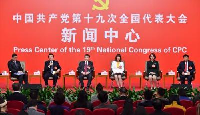 十九大新聞中心舉行“農業(yè)科技創(chuàng)新”集體采訪