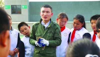 爱鸟护鸟 放飞小鸟回归自然