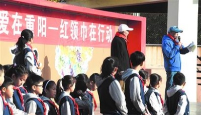 红领巾“爱在重阳”