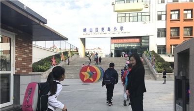 每天早上在校门口迎接学生 青岛这个校长已经坚持了9年